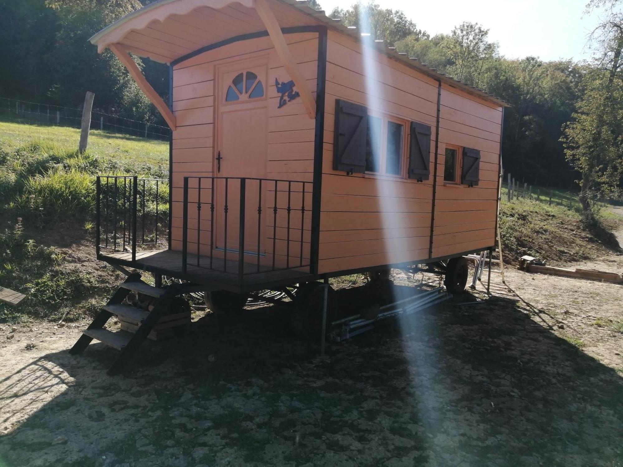 Luxury tent Roulotte En Total Deconnection Foulain